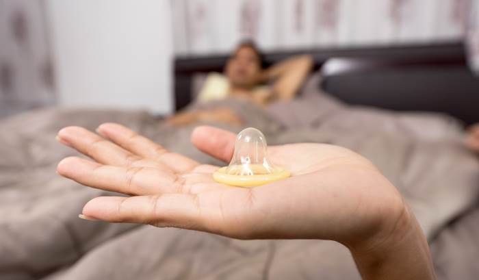 9 consejos para evitar la pérdida de erección al ponerse el condón